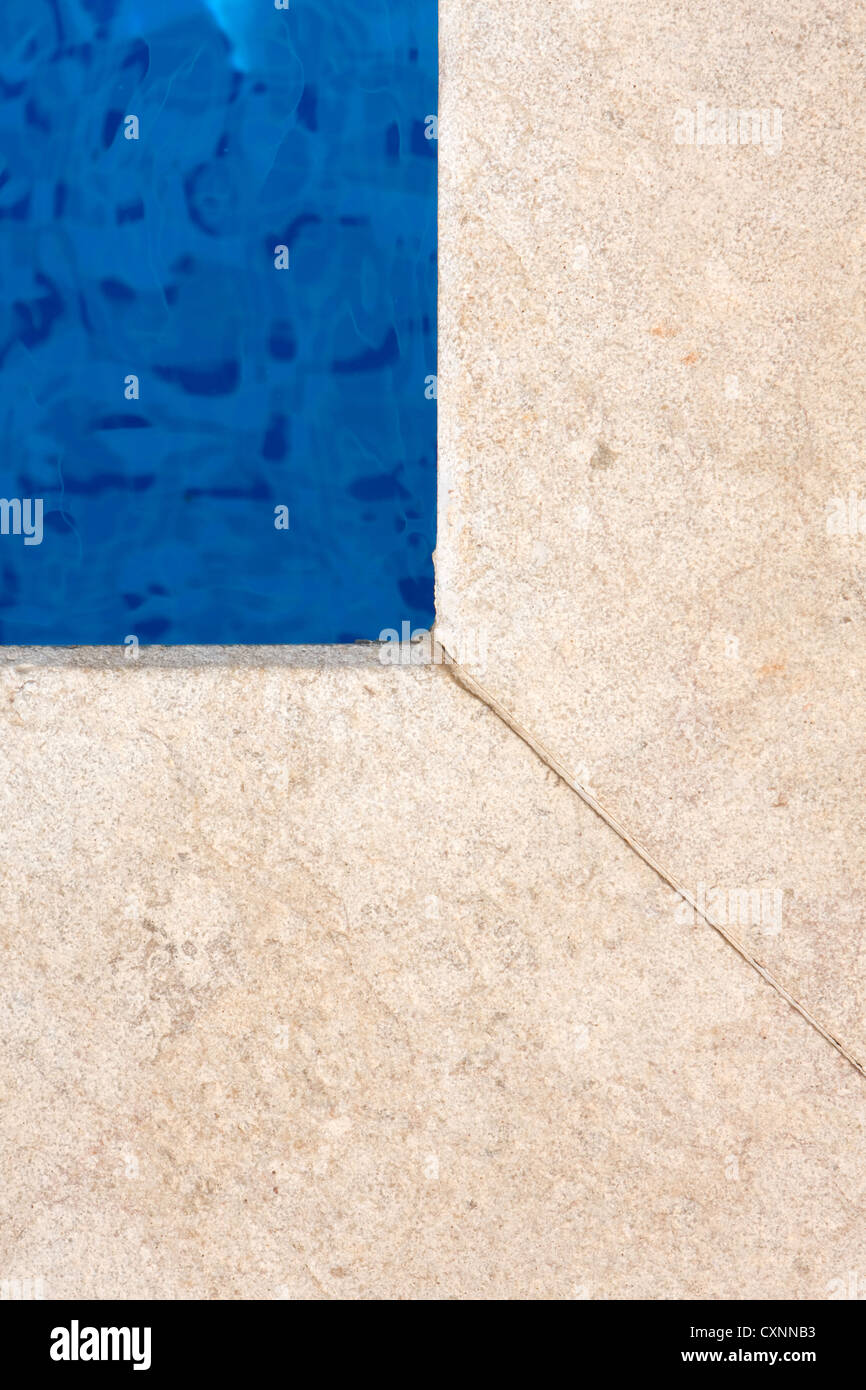 Dettaglio del bordo in pietra di una piscina Foto Stock