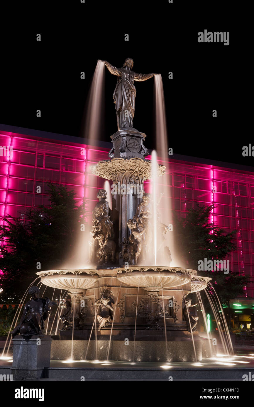 Tyler Davidson genio della fontana in Piazza Fontana, Cincinnati a notte con rosa edificio illuminato Foto Stock