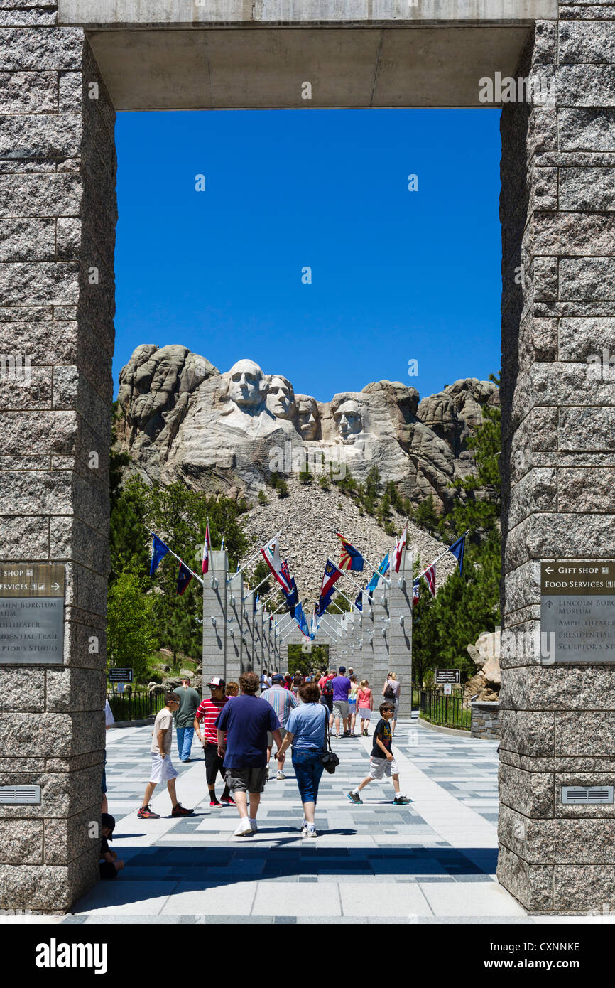 I turisti a Mount Rushmore National Memorial con avenue di indicatori di stato che conduce a area di visualizzazione, Black Hills, Dakota del Sud, STATI UNITI D'AMERICA Foto Stock