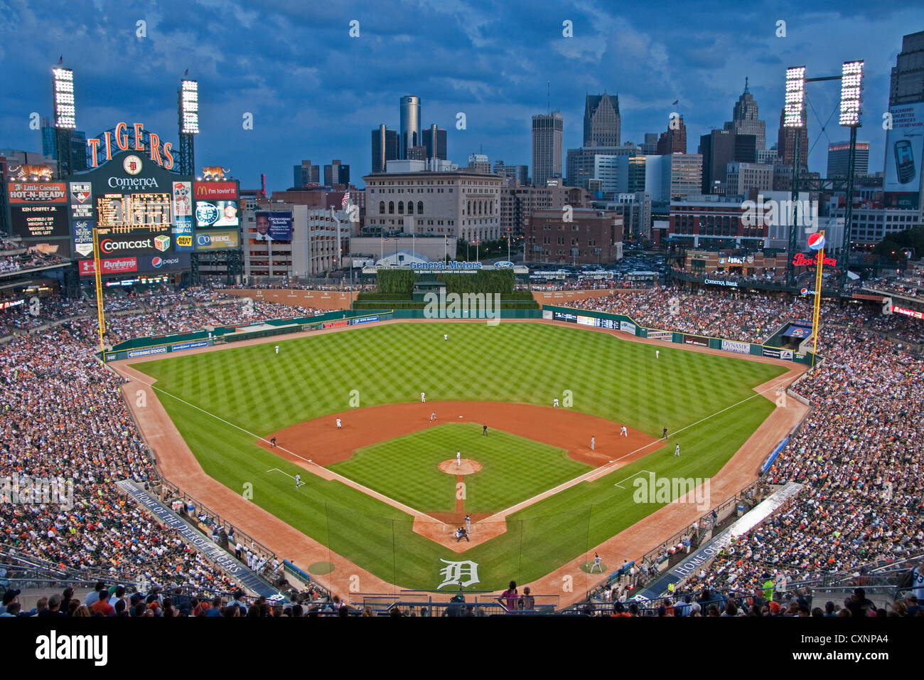 Detroit Tigers ospitare Seattle Mariners in night game al Comerica Park di Detroit Foto Stock