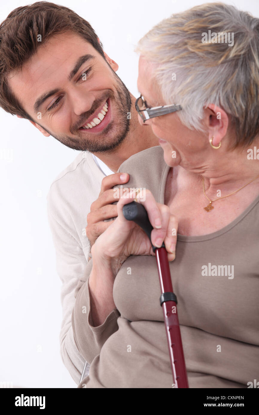 Giovane uomo e donna anziana Foto Stock