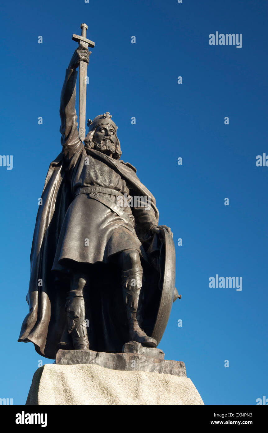 La statua del Re Alfredo il Grande guarda verso il basso sopra la città di Winchester, la storica capitale dell'antico regno di Wessex. Hampshire, Inghilterra, Regno Unito. Foto Stock