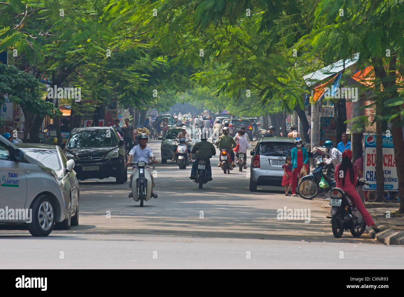 Una strada trafficata in Hai Phong Vietnam Foto Stock