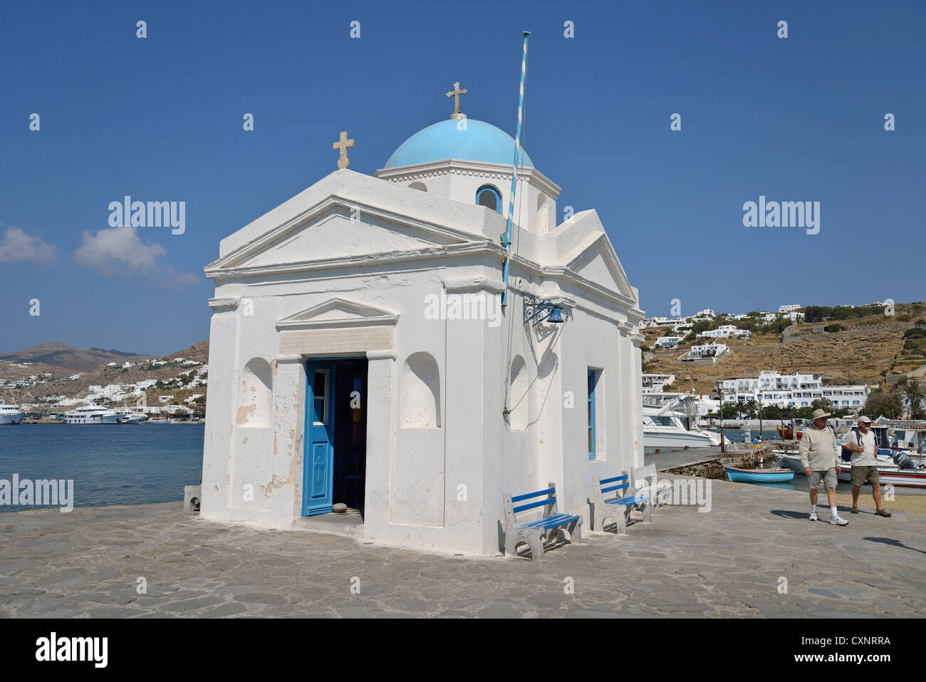 La piccola cappella sul lungomare, Chora, Mykonos, Cicladi Sud Egeo Regione, Grecia Foto Stock