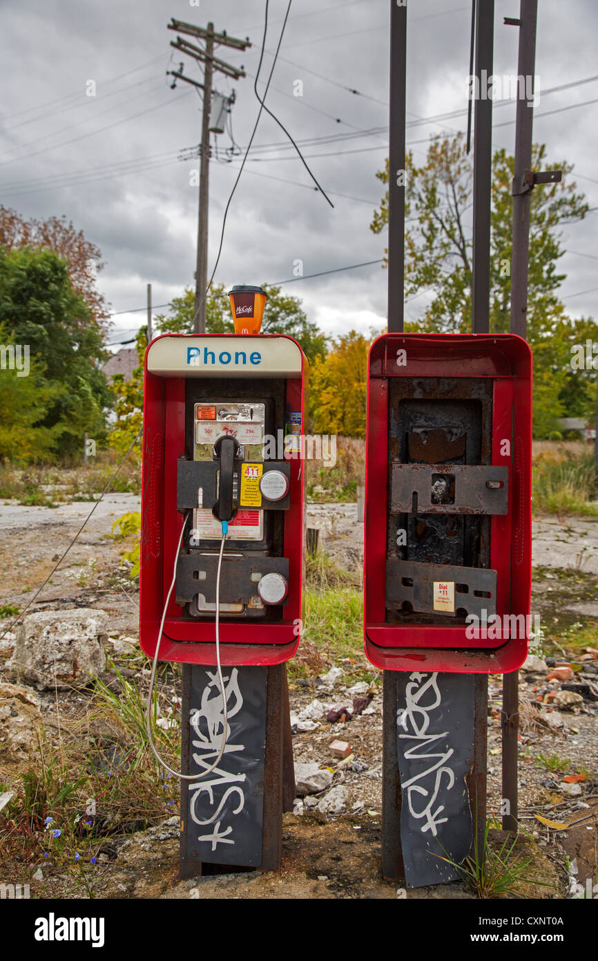 Detroit, Michigan - Telefoni a gettoni, uno mancante, in modo economicamente-distressed area lungo il fiume Grand Avenue. Foto Stock