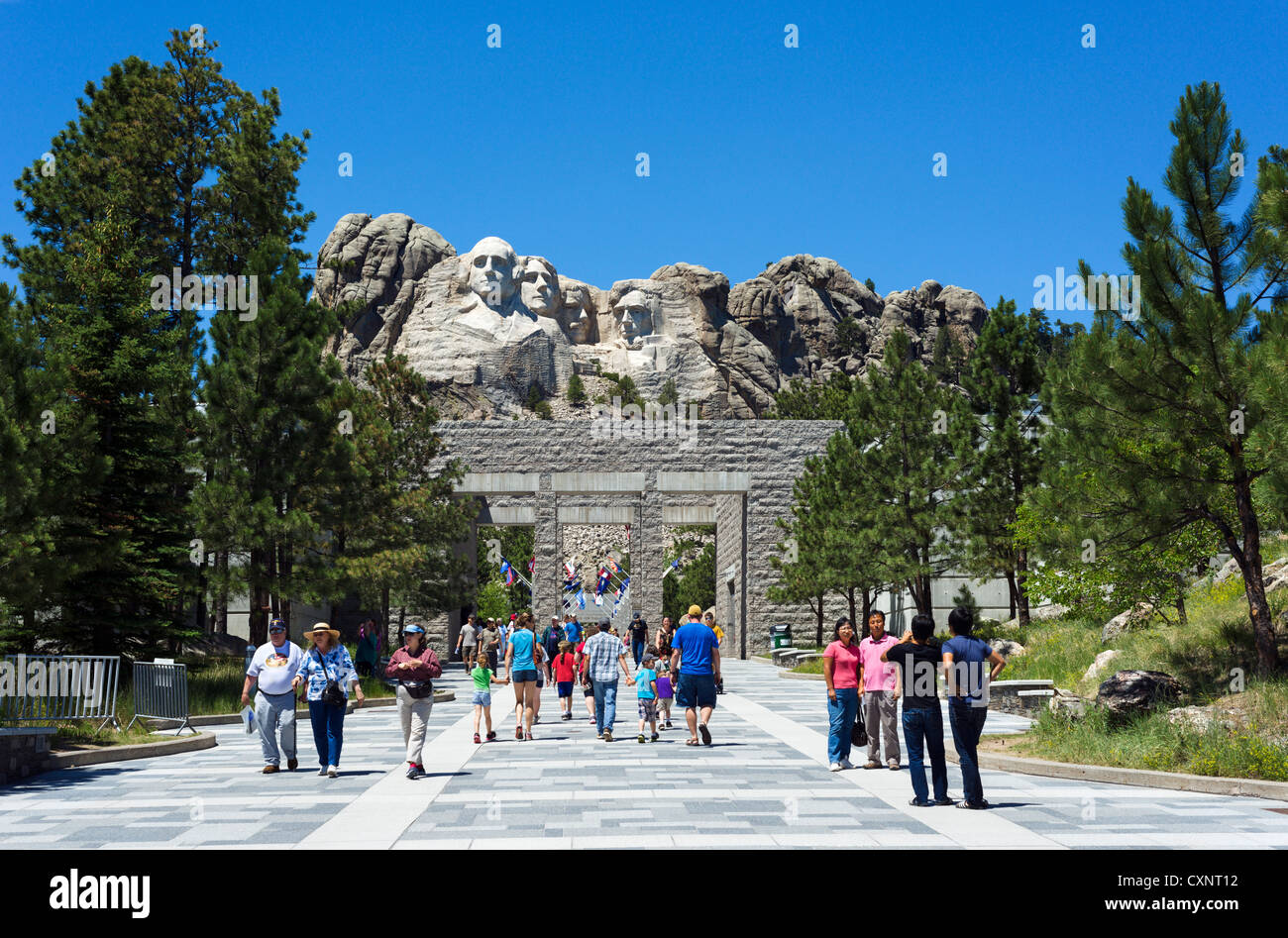 I turisti a Mount Rushmore National Memorial sul sentiero che conduce alla grande terrazza vista area di visualizzazione, Black Hills, Dakota del Sud, STATI UNITI D'AMERICA Foto Stock