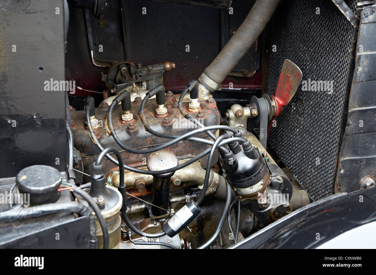 Austin 7 motore e il vano motore che mostra la tecnologia semplice degli anni venti e trenta Foto Stock
