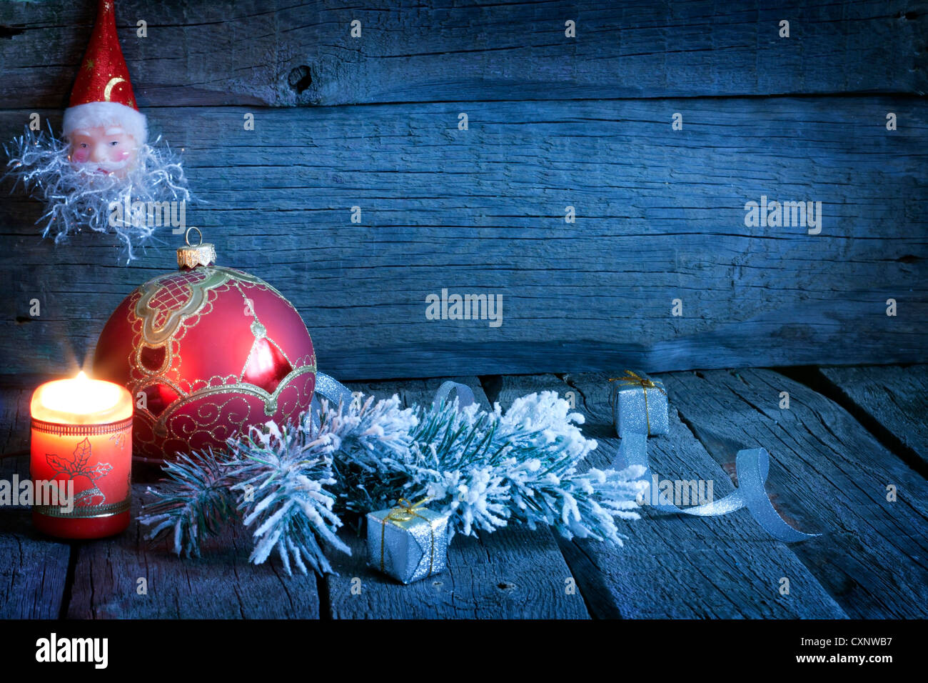 Natale sfondo vintage con candela e pallina nella notte Foto Stock
