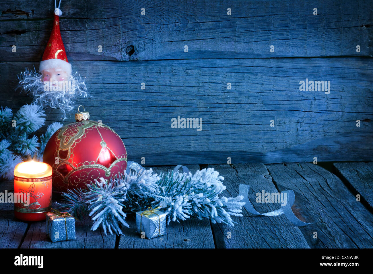 Natale sfondo vintage con candela e pallina nella notte Foto Stock