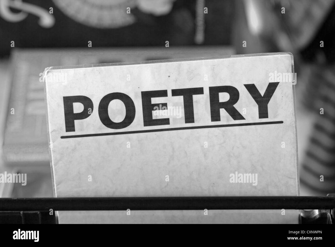 Poesia monocromatica segno su un libro in stallo presso il South Bank di Londra, Regno Unito Foto Stock