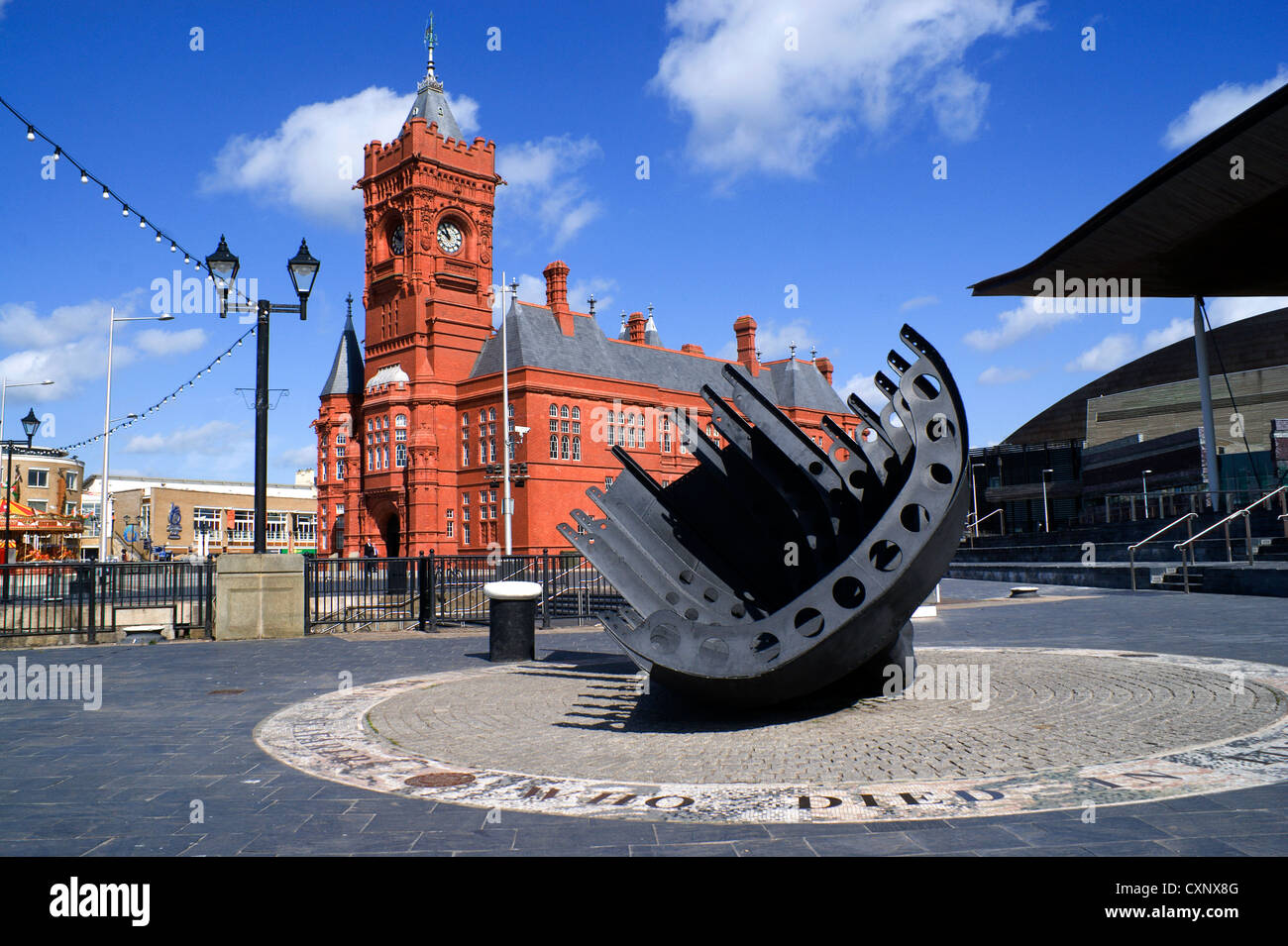Vittoriano Edificio Pierhead e marittimo mercantile's War Memorial, la Baia di Cardiff, Cardiff, Galles del Sud. Foto Stock