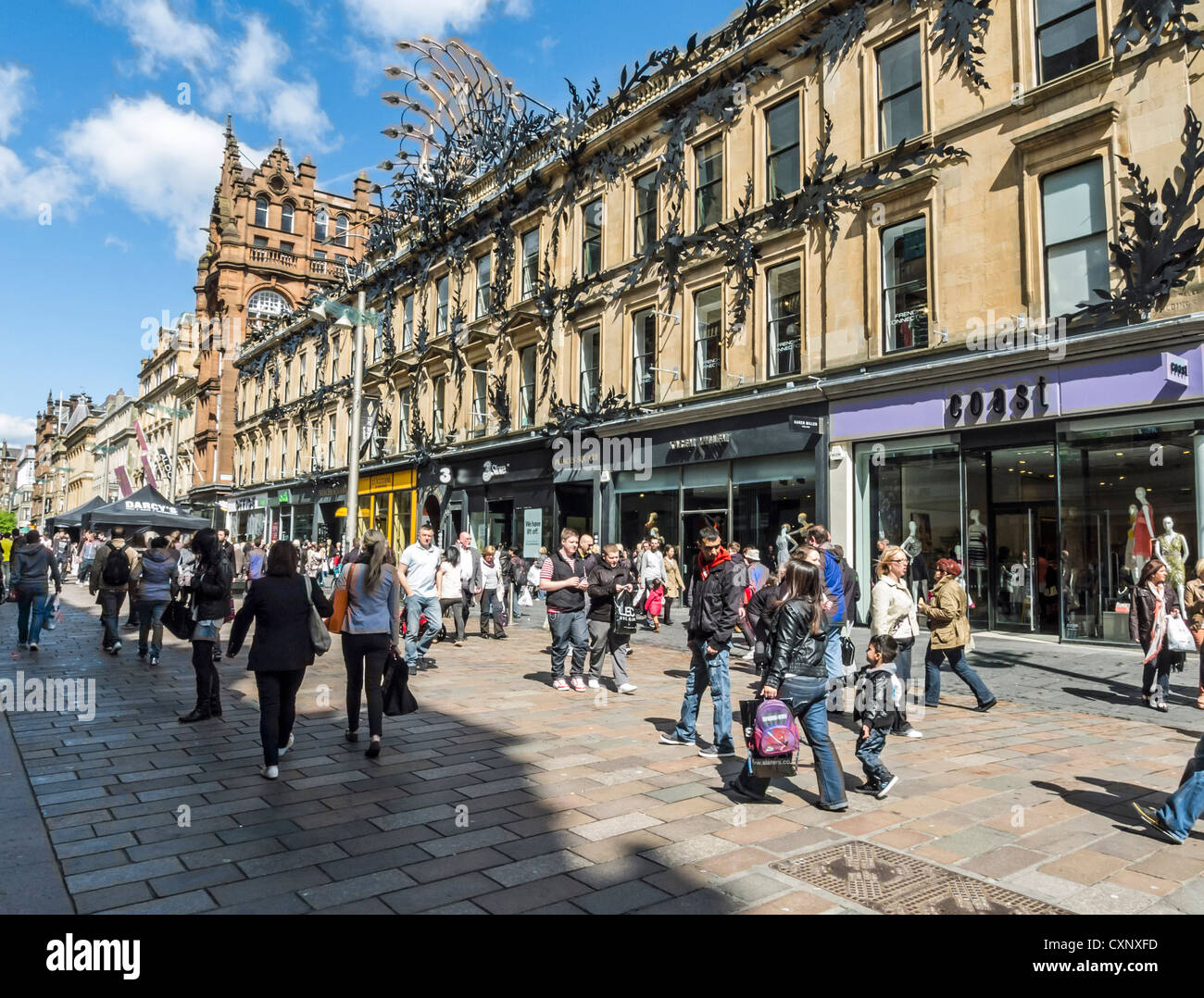 Gli acquirenti e i visitatori a Buchanan Street a Glasgow Scozia su una soleggiata giornata di primavera Foto Stock