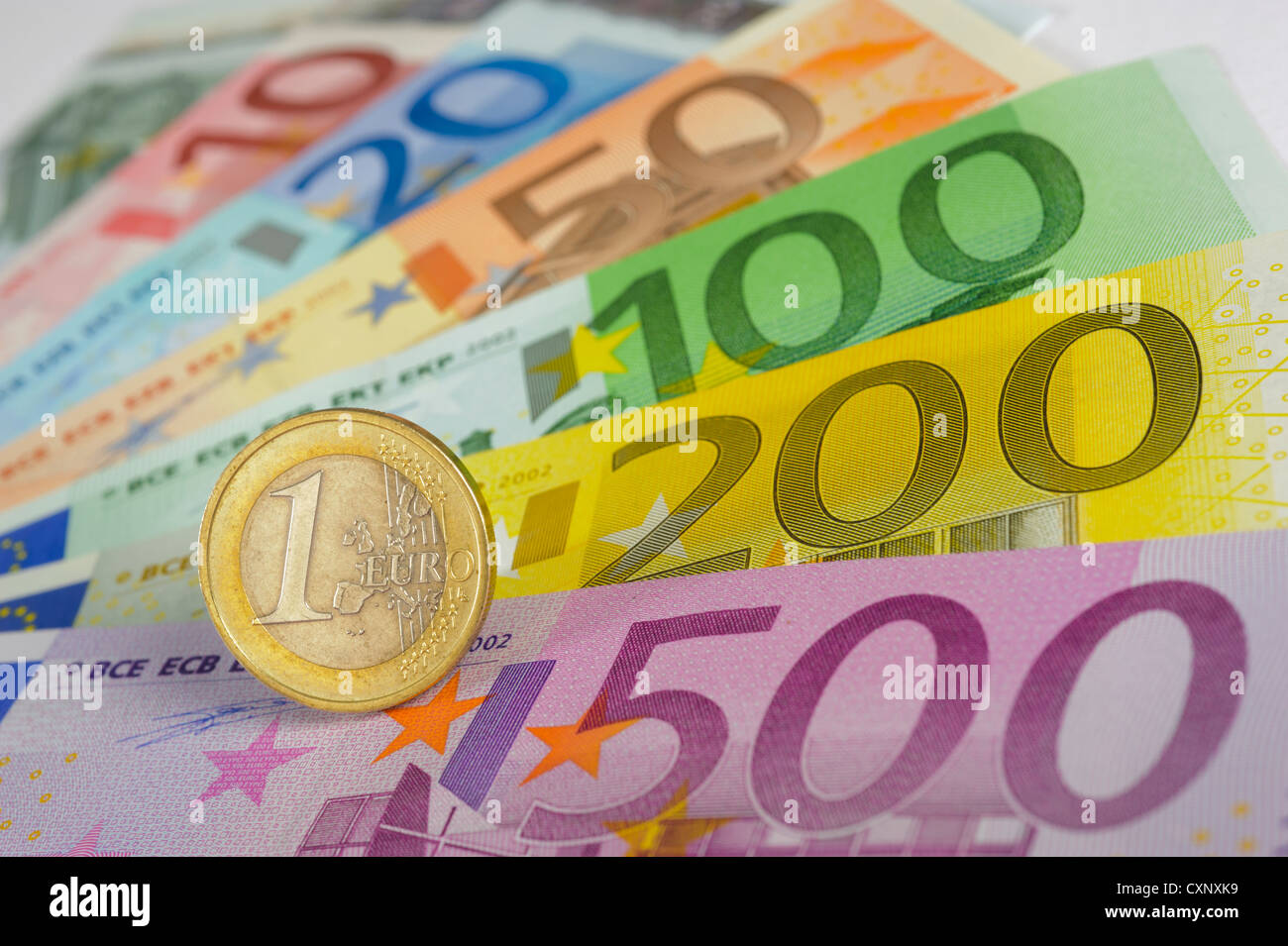 Fan di banconote in euro con moneta Foto Stock