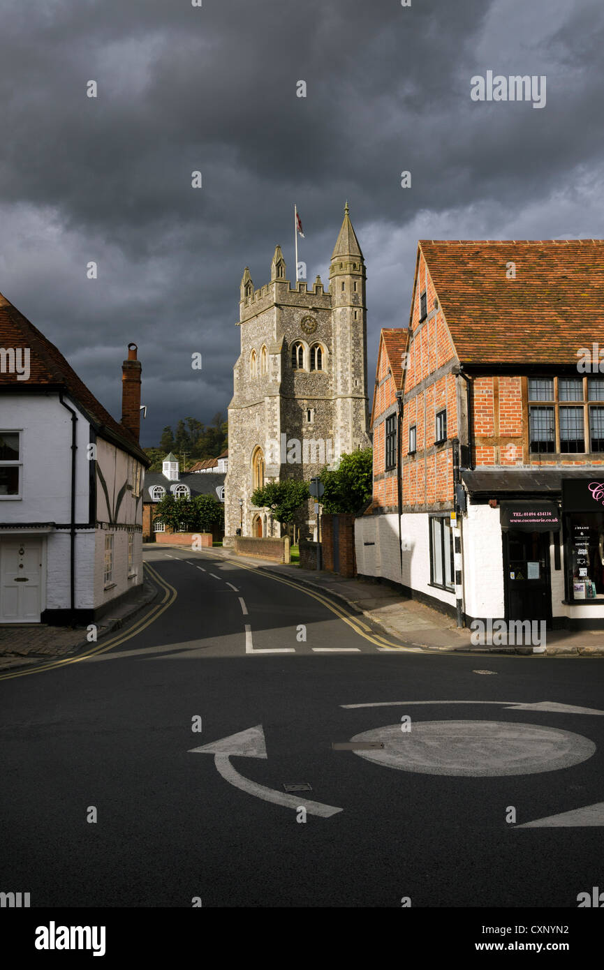 Nuvole scure su una mini rotonda a Church street Amersham città vecchia Bucks REGNO UNITO Foto Stock