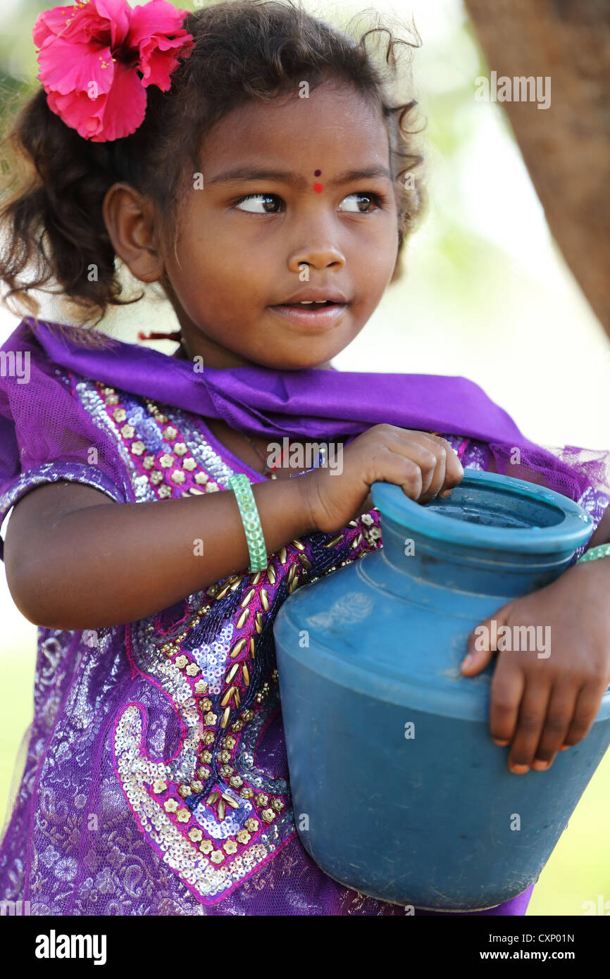 Giovane ragazza indiana che porta un po' di acqua pot Andhra Pradesh in India del Sud Foto Stock