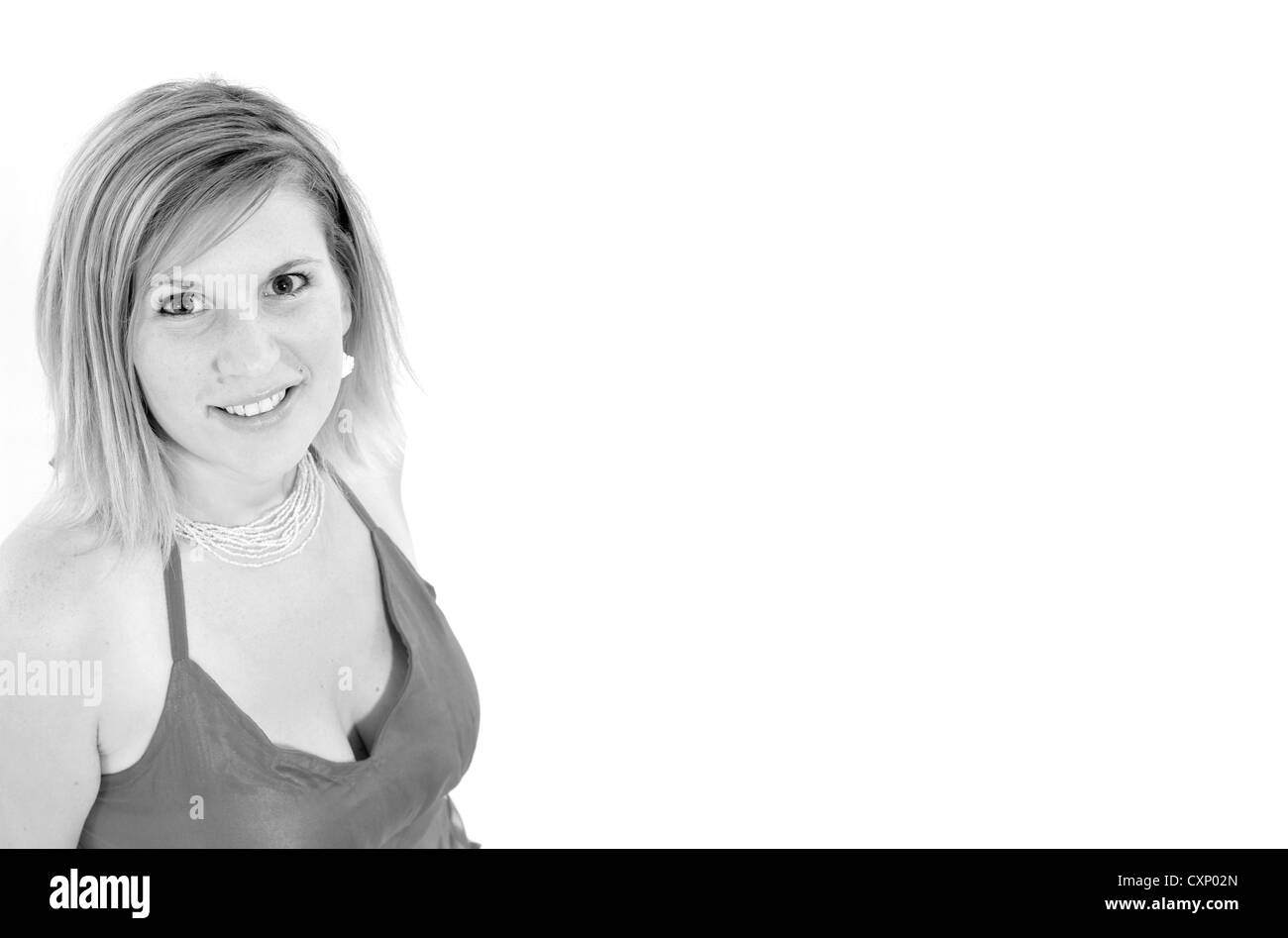 Giovane biondo busty woman in fashion shoot indossando un top rosa Foto Stock