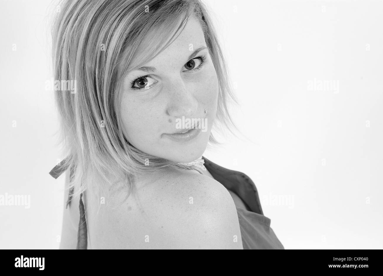 Giovane biondo busty woman in fashion shoot indossando un top rosa Foto Stock