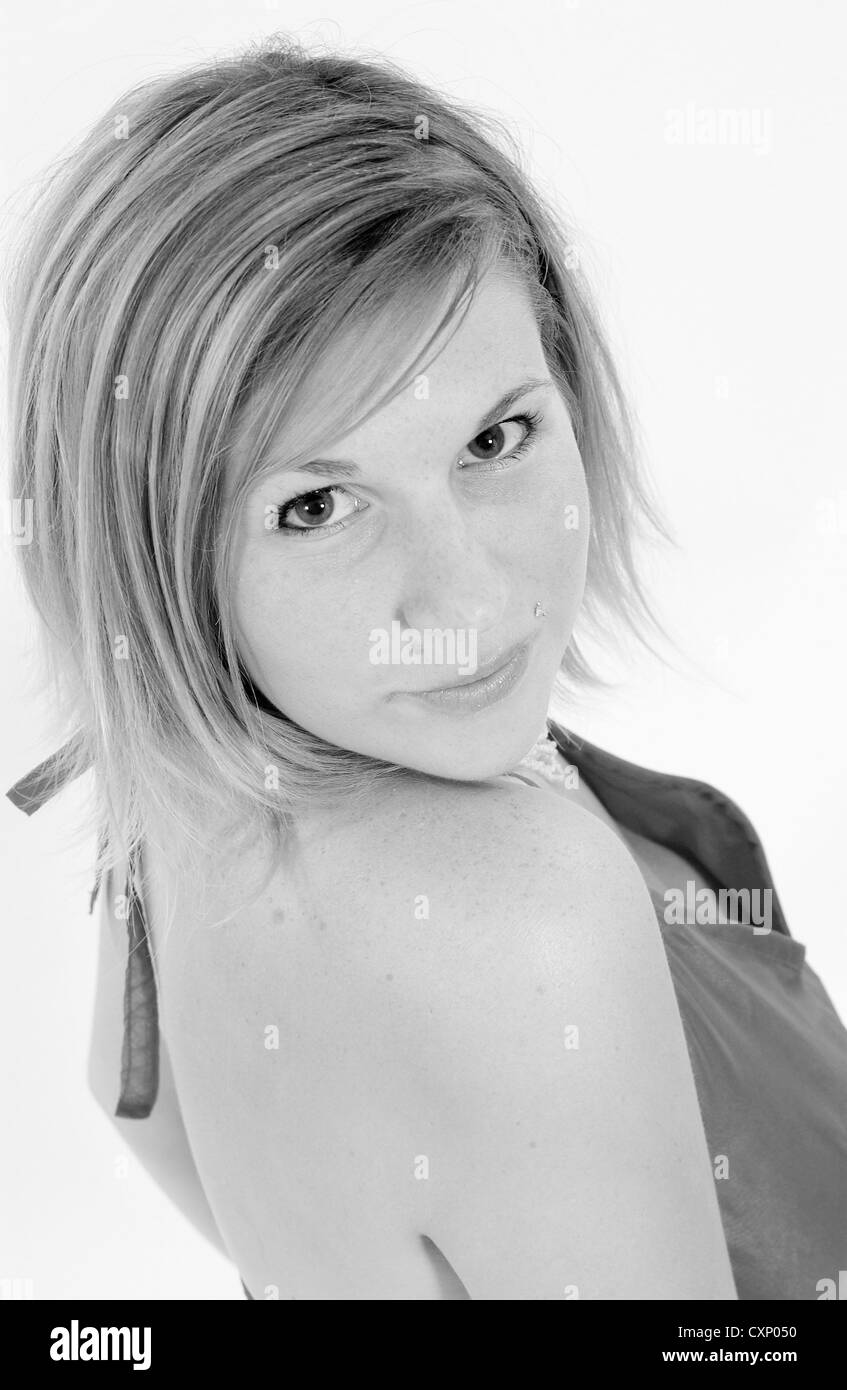 Giovane biondo busty woman in fashion shoot indossando un top rosa Foto Stock