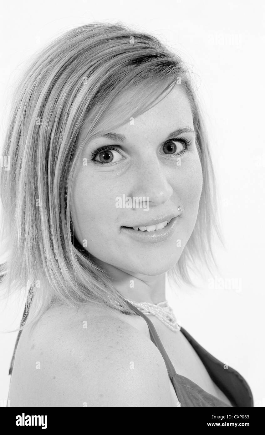 Giovane biondo busty woman in fashion shoot indossando un top rosa Foto Stock