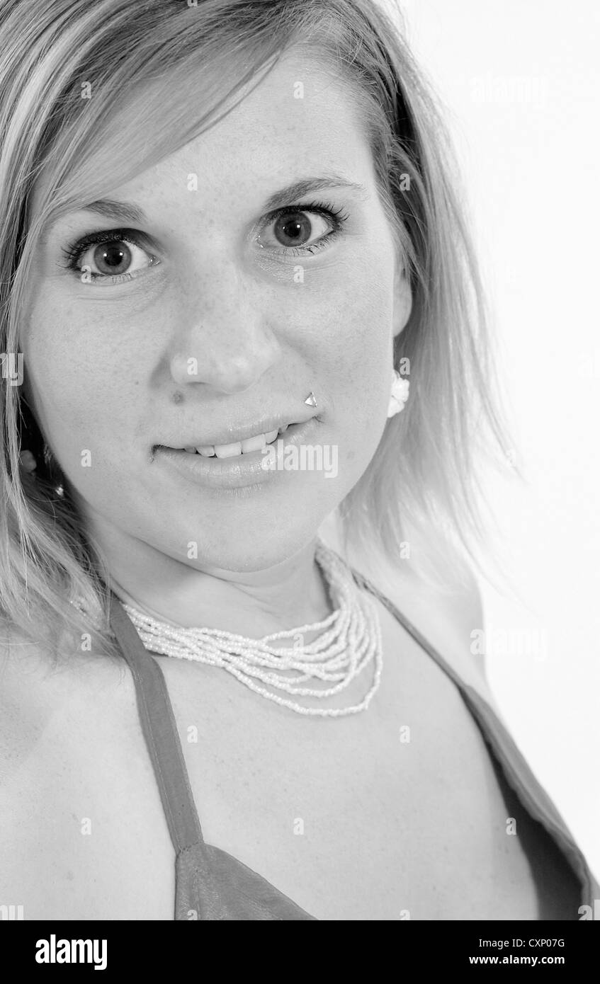 Giovane biondo busty woman in fashion shoot indossando un top rosa Foto Stock