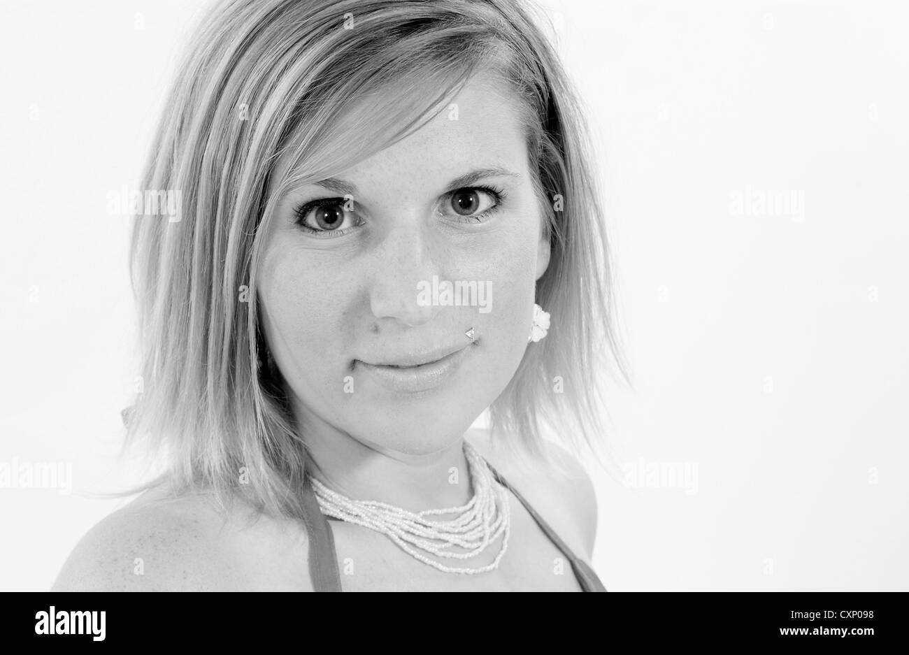 Giovane biondo busty woman in fashion shoot indossando un top rosa Foto Stock