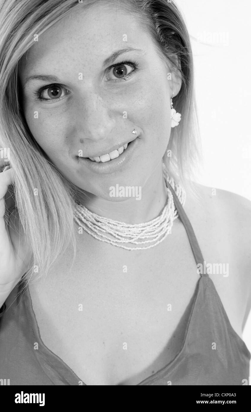 Giovane donna di moda shot con rosa top Foto Stock