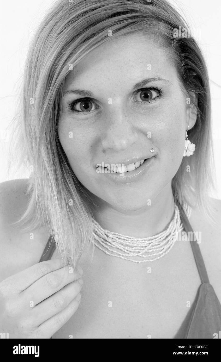 Giovane donna di moda shot con rosa top Foto Stock