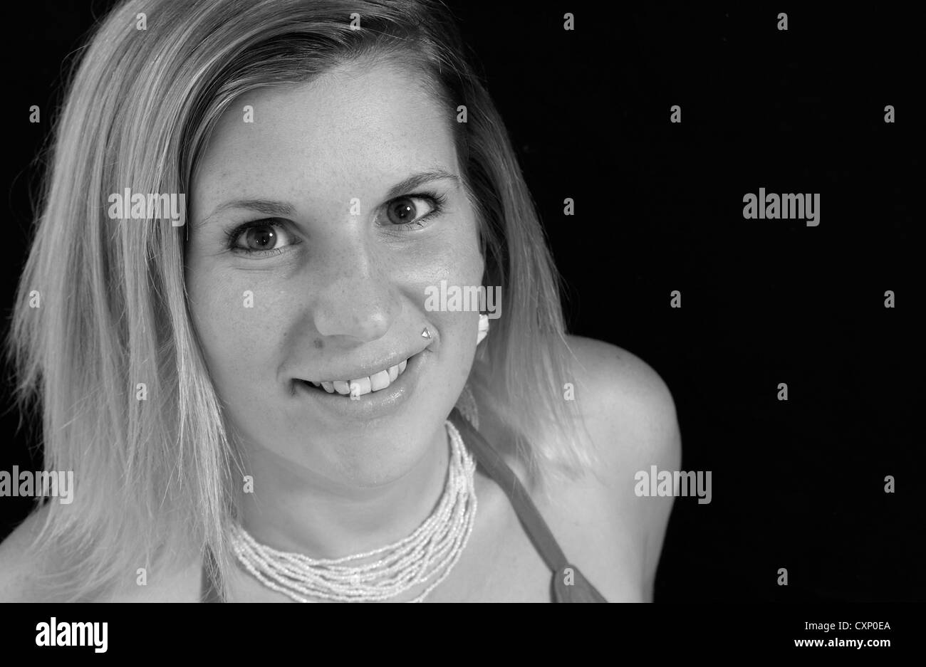 Giovane donna di moda shot con rosa top Foto Stock