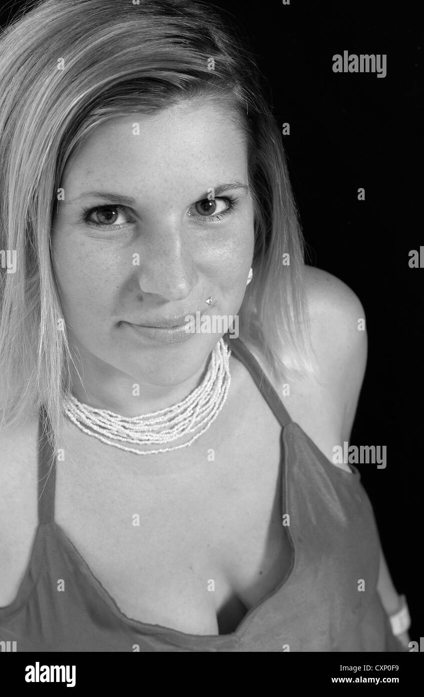 Giovane donna di moda shot con rosa top Foto Stock