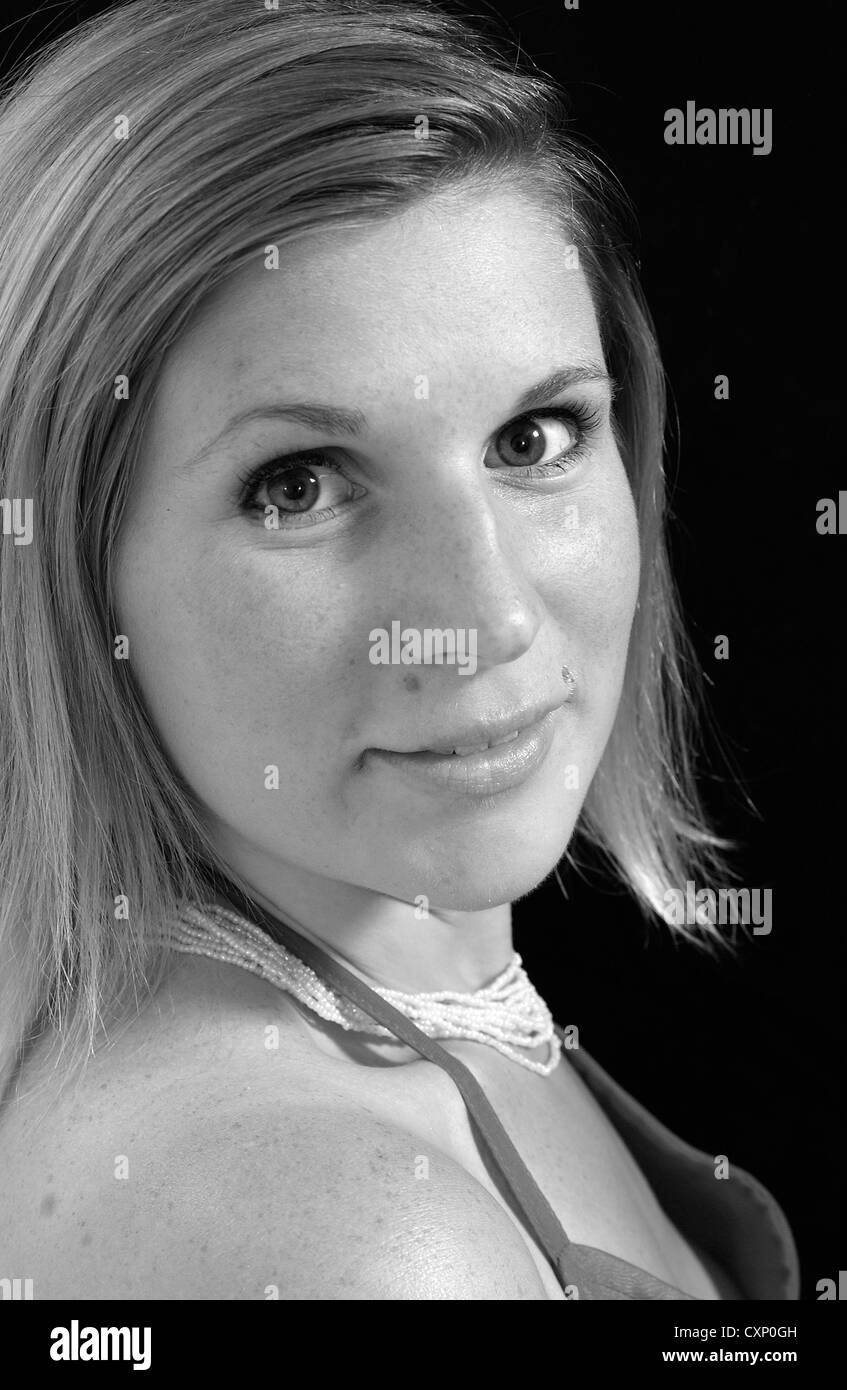 Giovane donna di moda shot con rosa top Foto Stock