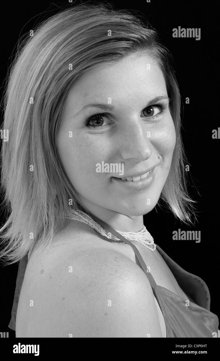 Giovane donna di moda shot con rosa top Foto Stock