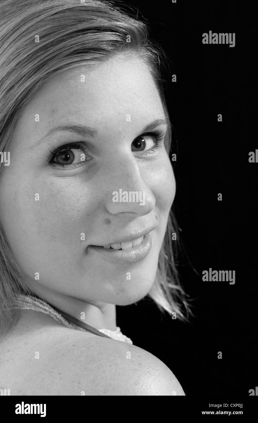 Giovane donna di moda shot con rosa top Foto Stock