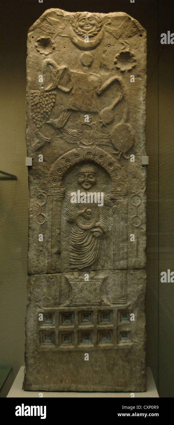 Stela rilievo raffigurante una figura maschile in un piedistallo con offerte in una nicchia. Tanit dea tenendo una cornucopia, il sole e la luna. Foto Stock