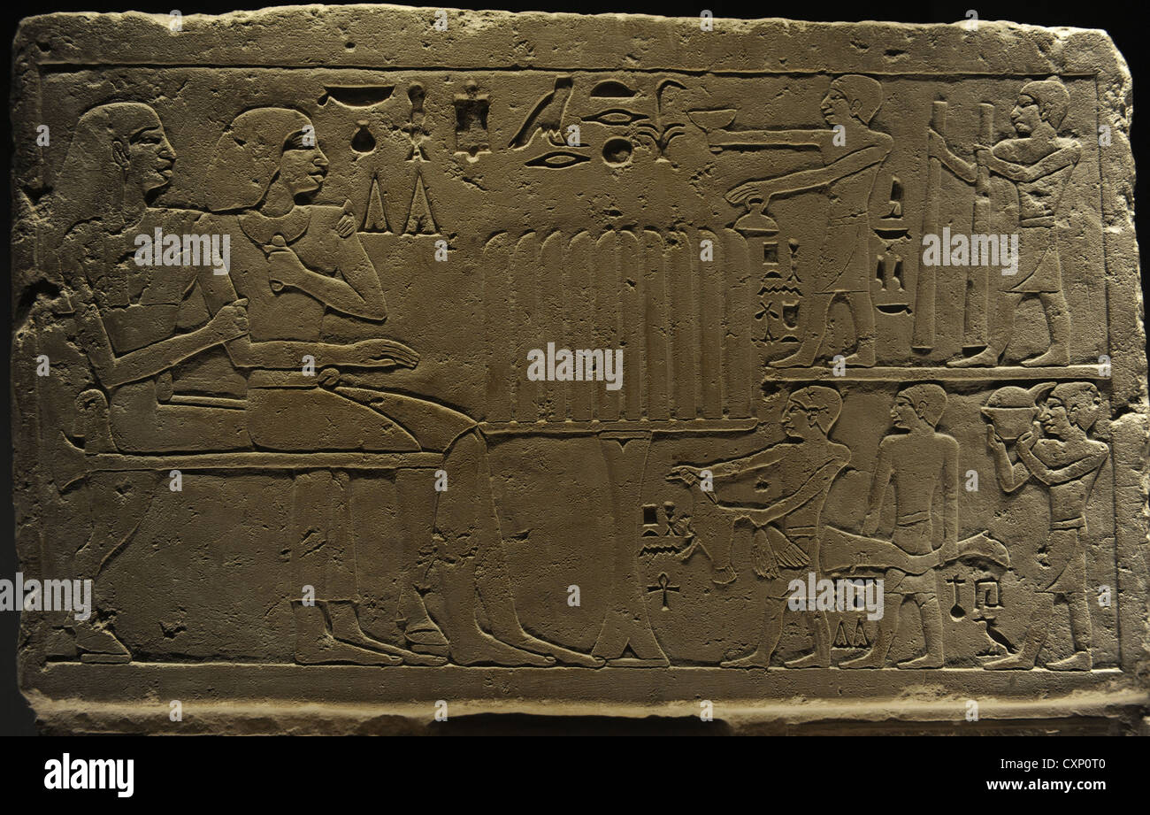 Arte Egizia Falso-porta del funzionario Dedu-hekenu. Da Saqqara. Calcare. Sesta dinastia. Antico Regno. Sollievo. Foto Stock