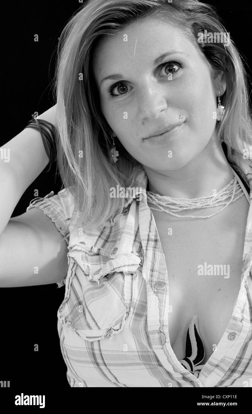 Giovane donna di moda shot con rosa top Foto Stock