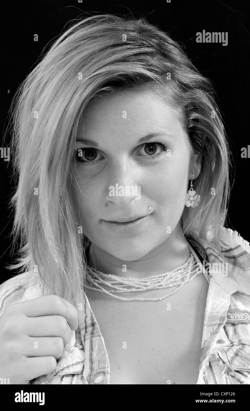 Giovane donna di moda shot con rosa top Foto Stock