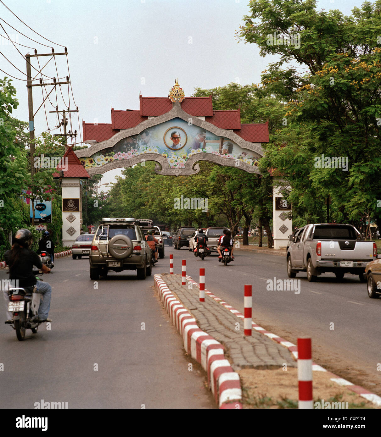 Re Bhumibol archway in Chiang Mai in Thailandia in estremo oriente Asia sudorientale. Scena di strada road city città società urbana moderna travel Foto Stock