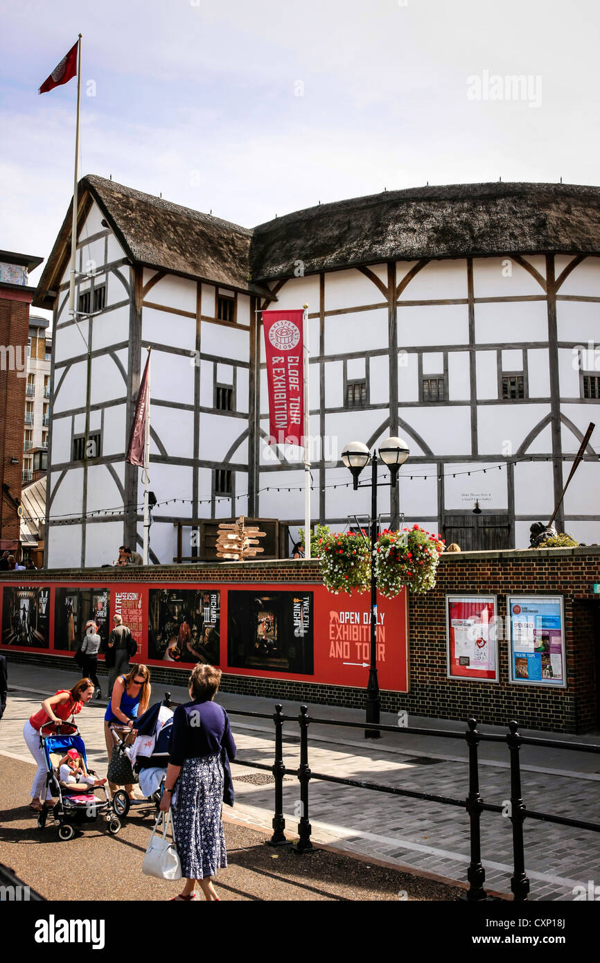 Il Shakespeare Globe Theatre sul Tamigi argine a Londra Foto Stock