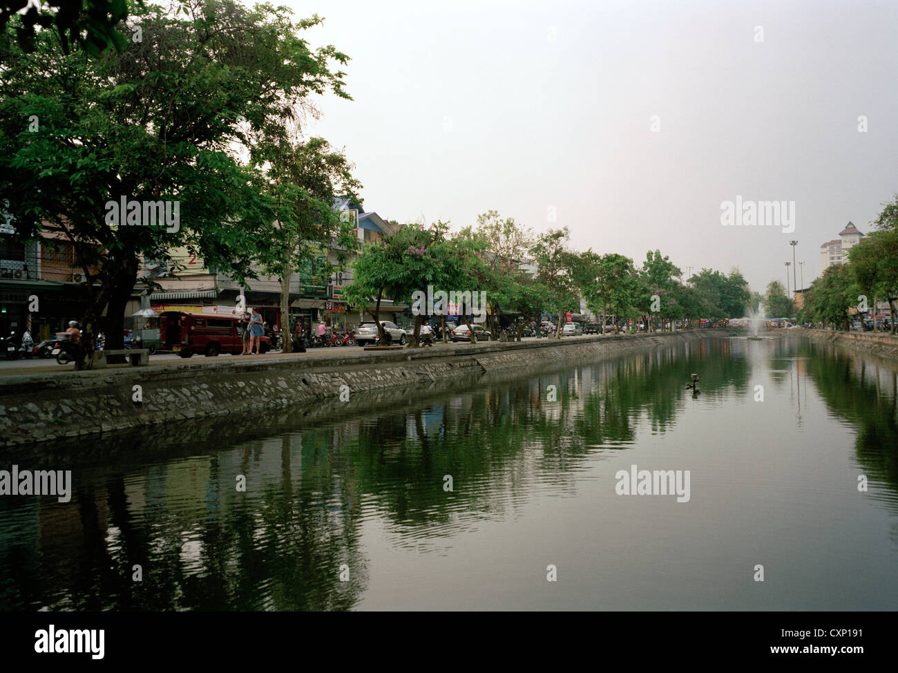 Il fossato del canale nella città di Chiang Mai in Thailandia in estremo oriente Asia sudorientale. thai serenità città antiche città travel Foto Stock