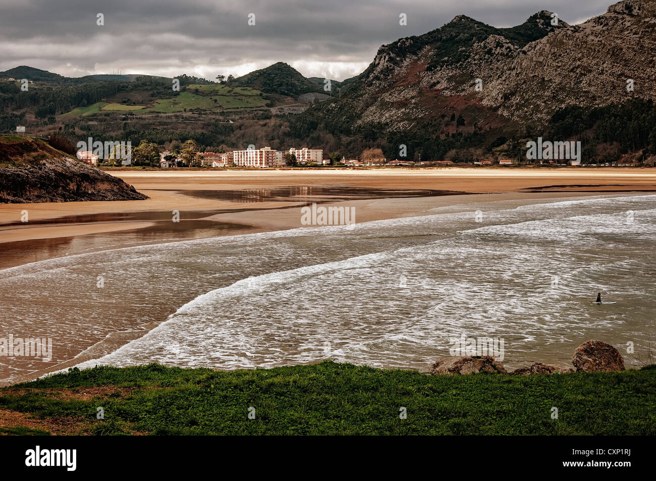 Vista aerea della spiaggia del Cantabrico città di Oriñon, Cantabria, Spagna, Europa Foto Stock