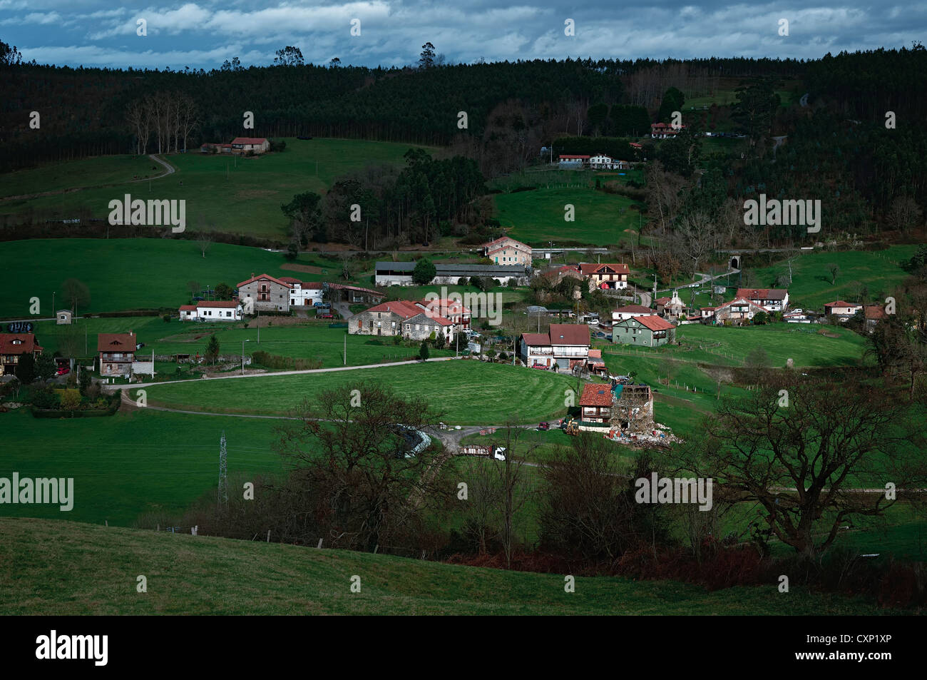 Verde paesaggio con case nella provincia di Cantabria, nel nord della Spagna, Europa Foto Stock