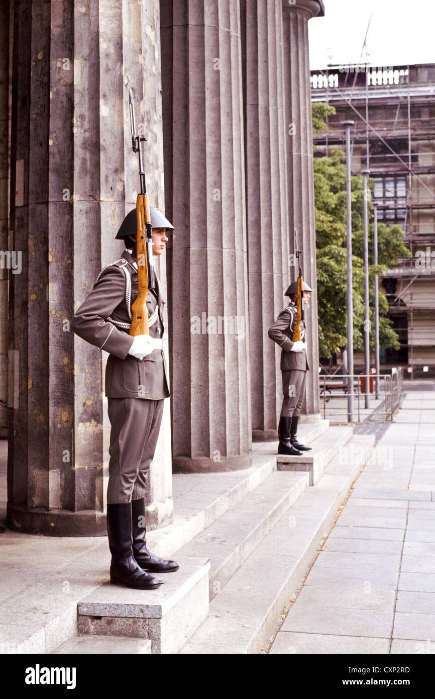 Il Neue Wache, Berlino Est, Germania con le protezioni di servizio Foto Stock