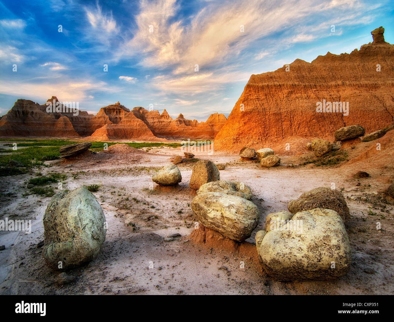 Grandi massi e le formazioni rocciose di sunrise. Parco nazionale Badlands, South Dakota. Foto Stock