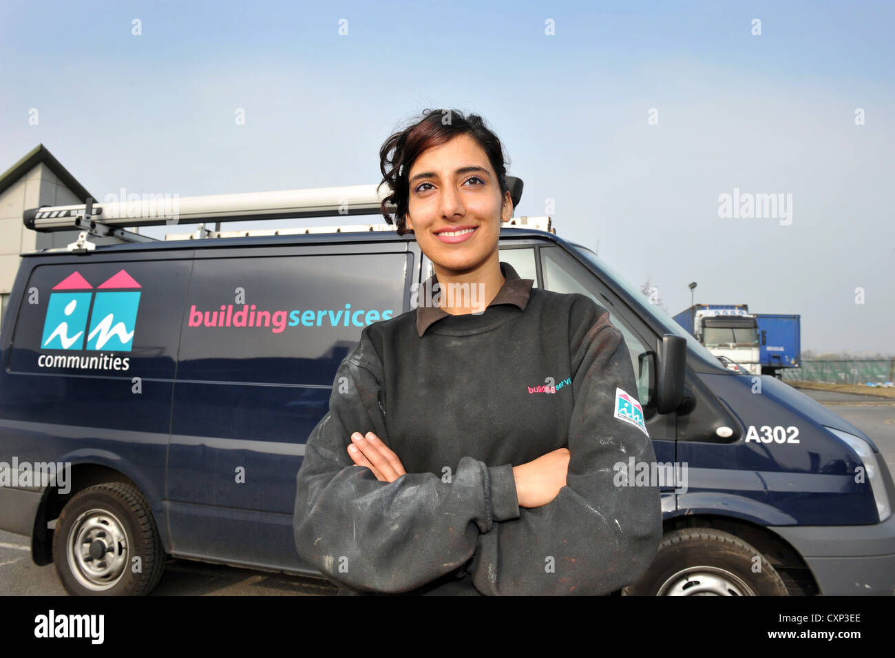 Ritratto di un giovane apprendista idraulico nella parte anteriore del suo lavoro van. Foto Stock