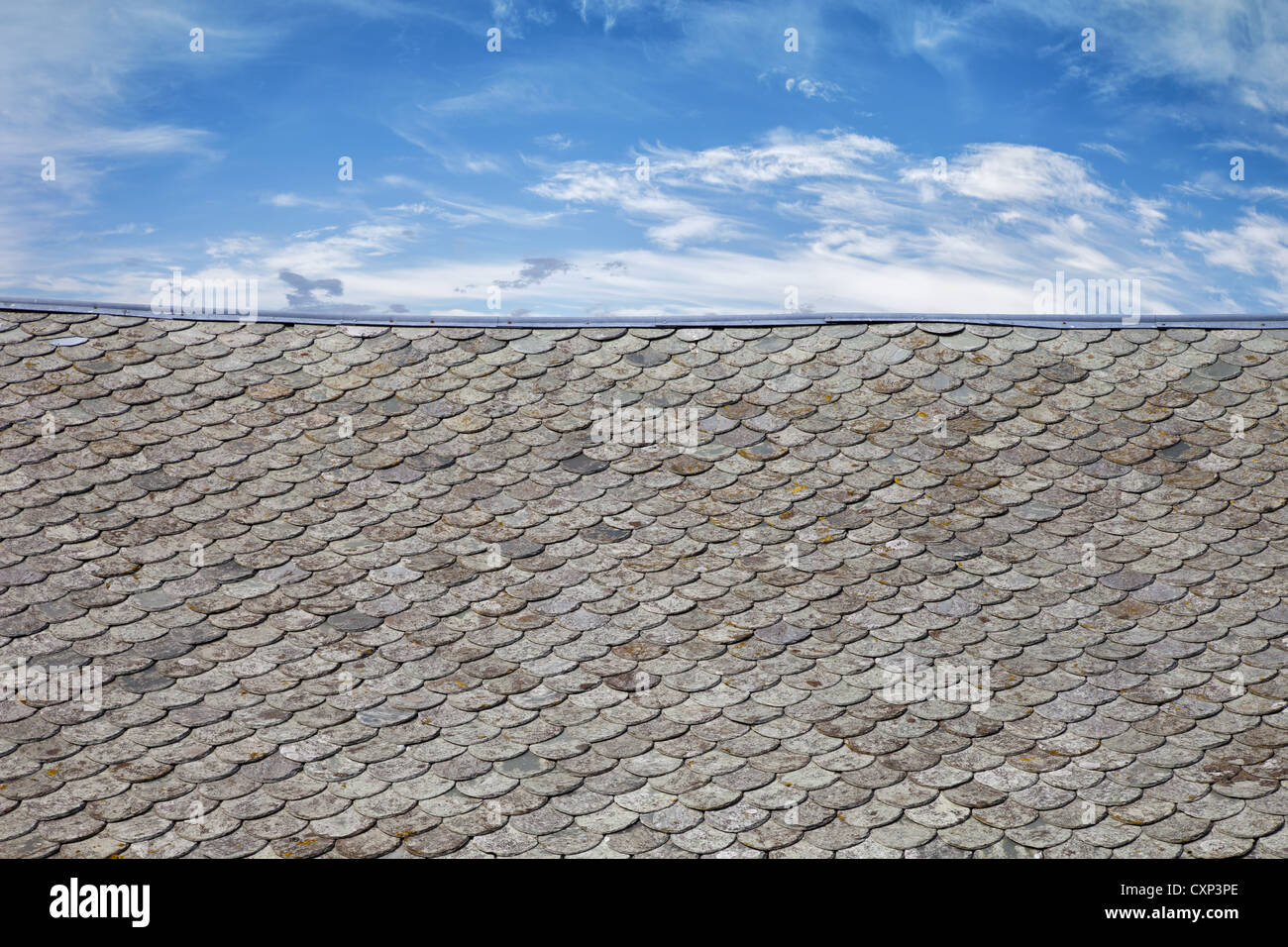 Argilla grigia tetto di tegole pattern sul cielo blu sullo sfondo. Foto Stock