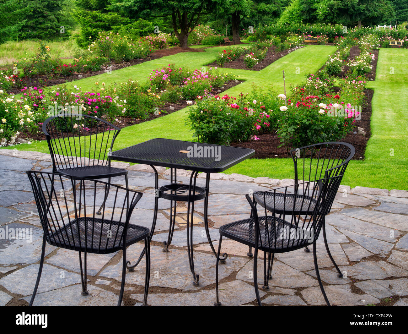 Tavolo e sedie. Cimelio di giardini. San Paolo, Oregon Foto Stock
