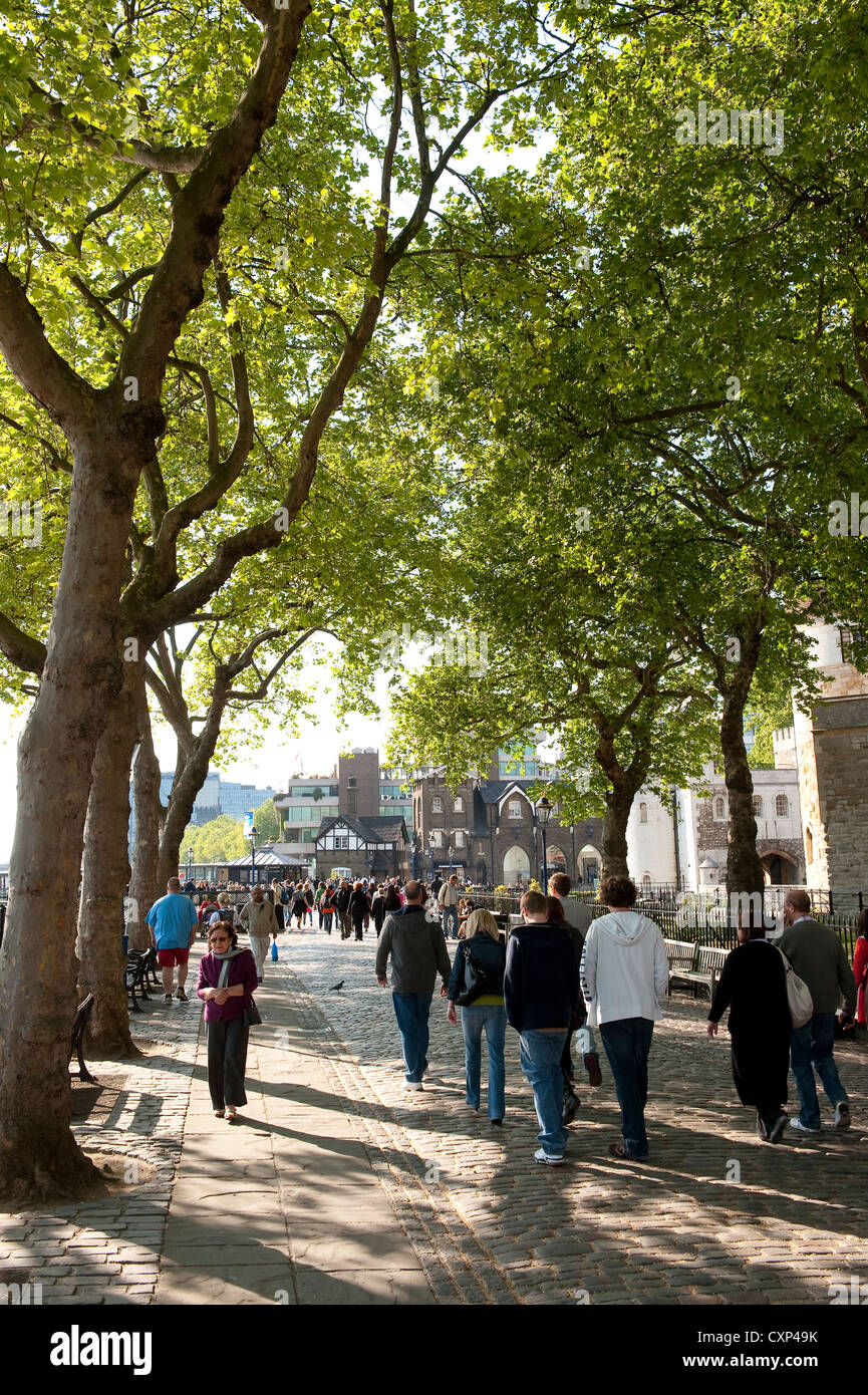 Una folla di persone a piedi lungo una strada a ciottoli della città di Londra, Inghilterra. Foto Stock