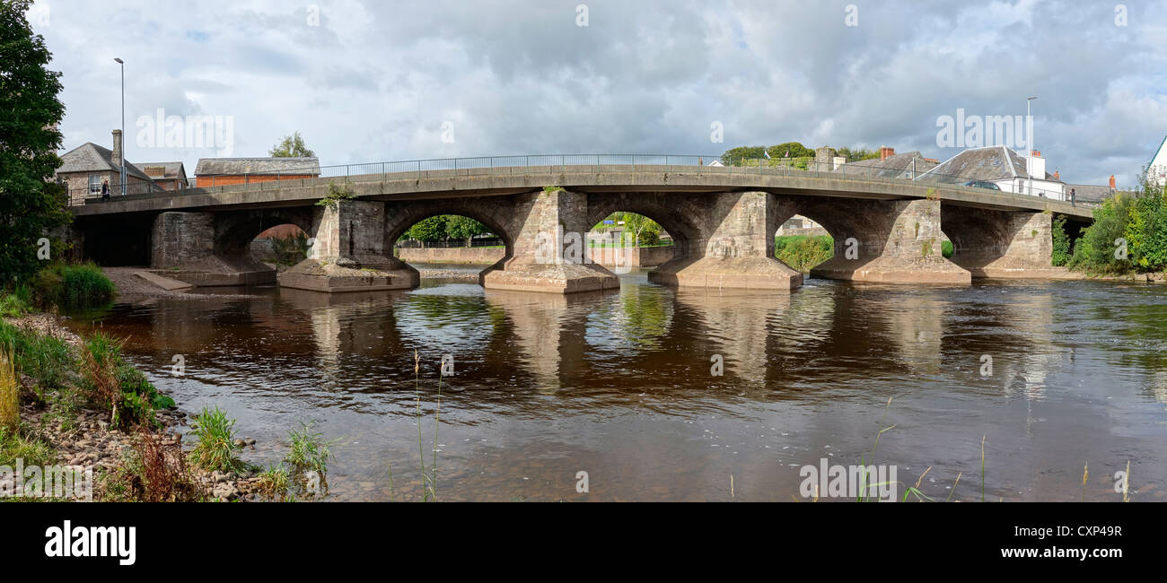 Brecon ponte sopra il fiume Usk panorama. Wales UK. Foto Stock