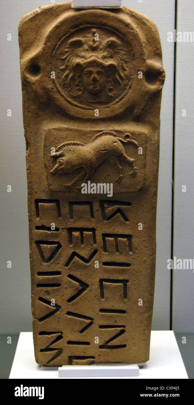 Boundary-marker con iscrizione osca con rilievi raffiguranti helmeted dea Atena e un cinghiale. In terracotta. 300-100 A.C. Foto Stock