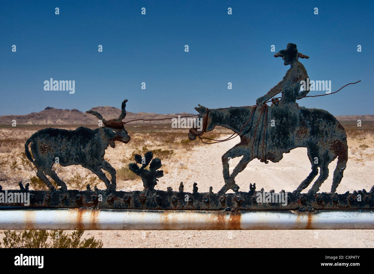 Cowboy e sterzare in ferro battuto segno, ranch entrata nel deserto del Chihuahuan Vicino a Alpine, Texas, Stati Uniti d'America Foto Stock